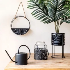 Cache pot sur pied noir tropical