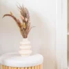 Pampas dans vase spirale beige