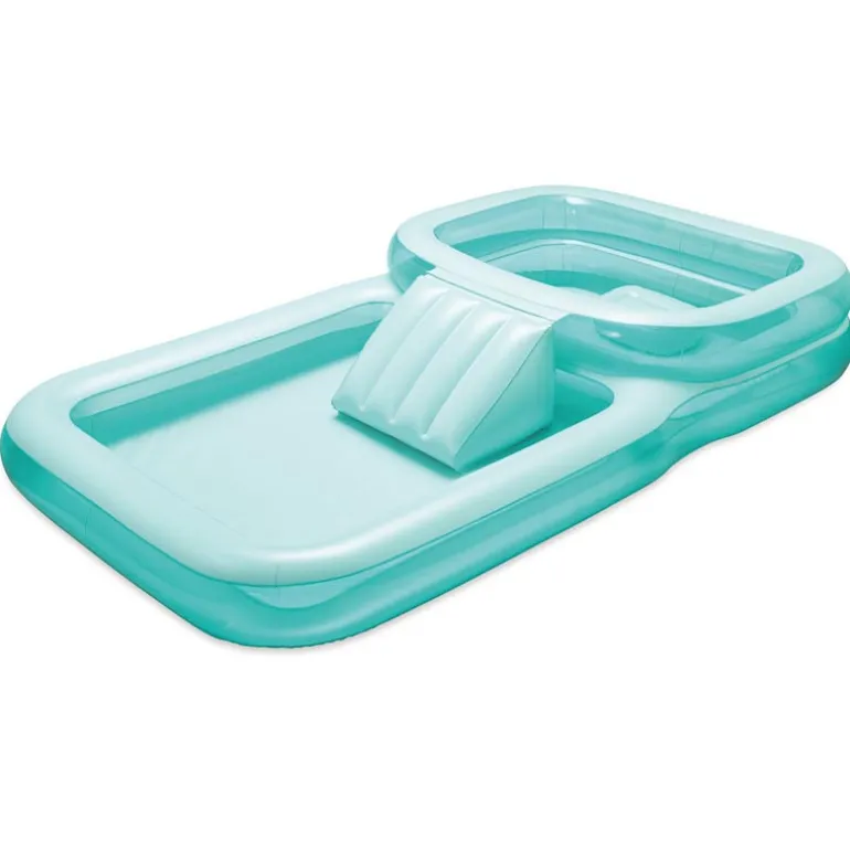 Piscine avec toboggan